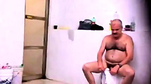 Str8 spy pakistani daddy in public bath