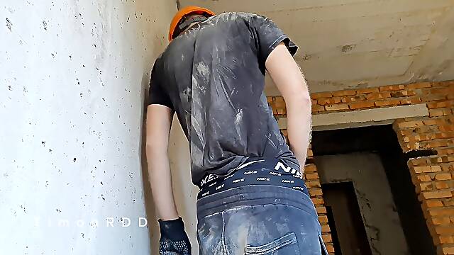 A builder determined to drain excess man juice while smoking