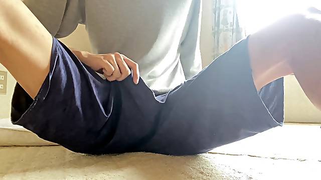 【変態日本人素人男子】ズボンの上から亀頭を擦ってそのまま射精