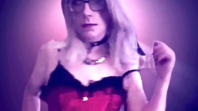 At Le salon de Sasha, masturbation, showing all and fucktoy play