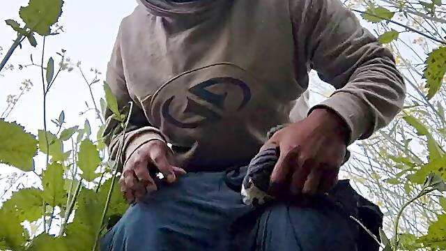 Apni bhabhi ko nangi dekhkar jungle mein sex karne lag Gaya