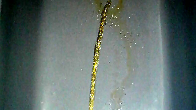 Fat old bear pissing in the bathtub (Dark piss)