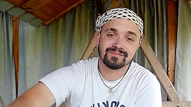 Daeros is talking with his fans