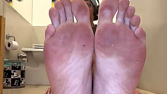 My Young feet making u happy, worship me