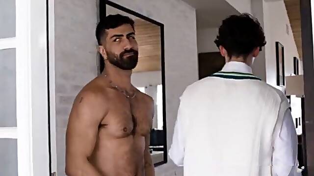 Vizinho maduro e gostoso ajuda garoto enrustido experimentar o sexo (legendado)