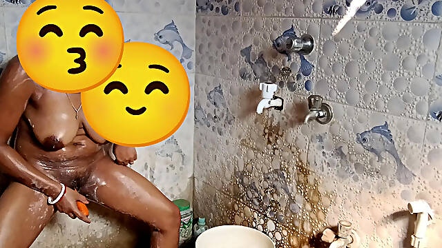 Neighbours Bhabhi Capture Secret Bath and Masterbating with Carrot....pani Nikal Gaye...squirting Orgasm